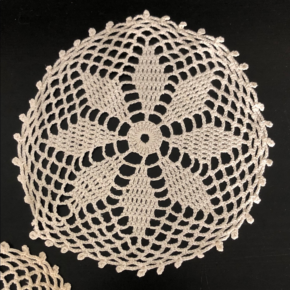 BUNDLE OF THREE VINTAGE CROCHET DOILIES - Picture 8 of 11